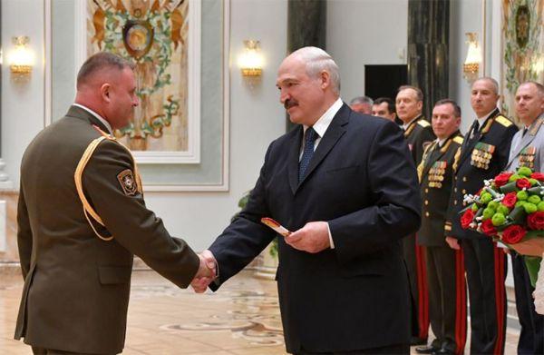 Президент Беларуси Александр Лукашенко вручает генеральские погоны высшему офицерскому составу