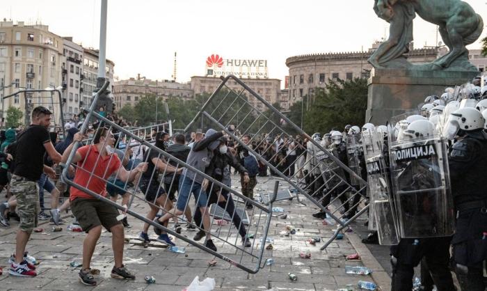 Беспорядки в Сербии приняли массовый характер