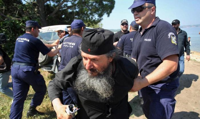 Полиция задерживает бунтующих монахов монастыря Есфигмен