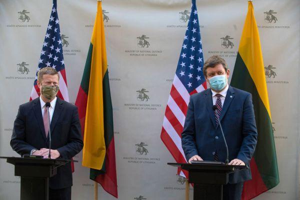 Министр армии США Райан Маккарти (слева) и глава Минобороны Литвы Раймундас Кароблис 