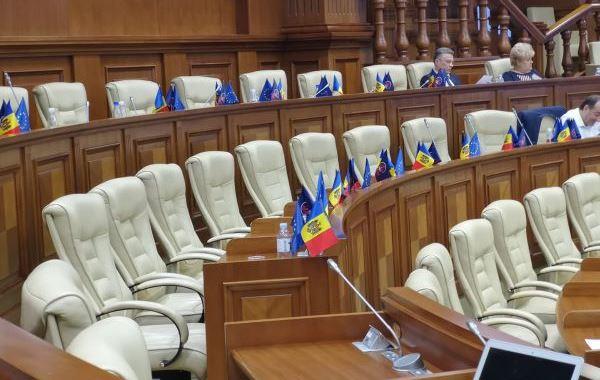 Парламент Молдовы ушёл на каникулы – оппозиция пригрозила «сюрпризами»