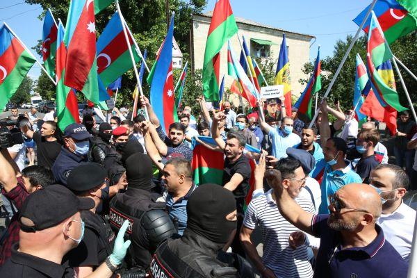 Митинги армян и азербайджанцев в Кишинёве 22 июля закончились дракой