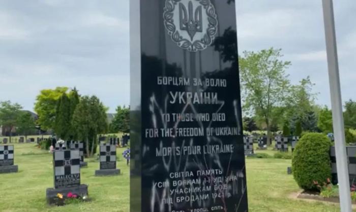 Неизвестные нанесли баллончиком с краской надпись «нацистский монумент» на памятник, установленный на кладбище в канадском городе Оквилл в честь бойцов дивизии СС «Галичина».