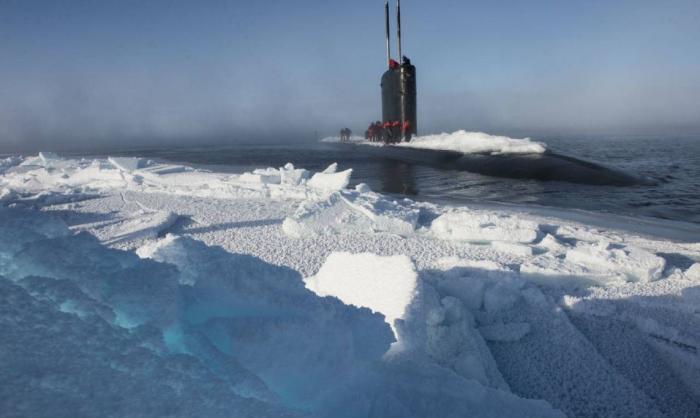 Подводная лодка во льдах Арктики