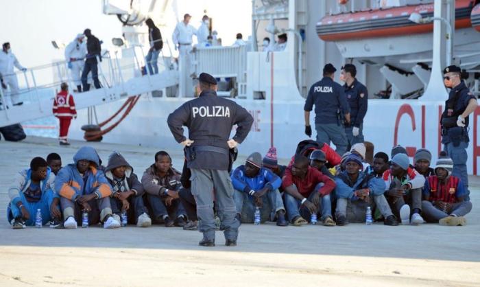 Высадка нелегалов на итальянский берег