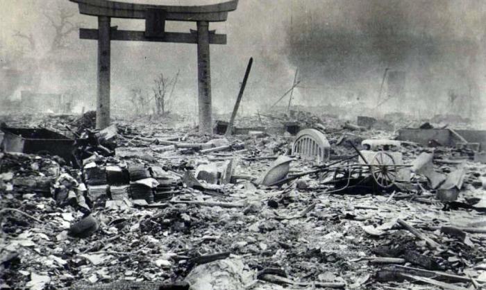 Разрушения в Нагасаки после американской атомной бомбардировки