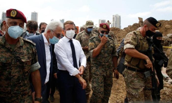 Президент Франции Эмманюэль Макрон в разрушенной взрывом в порту Бейрута столице Ливана