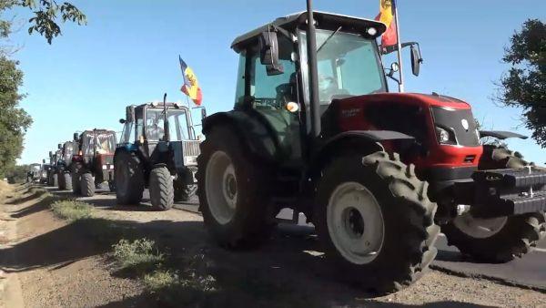 Фермеры на тракторах едут в Кишинёв требовать денег