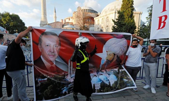 Сторонники Эрдогана проводят параллели между ним и завоевателем Константинополя (Стамбул) Мехмедом Фатихом