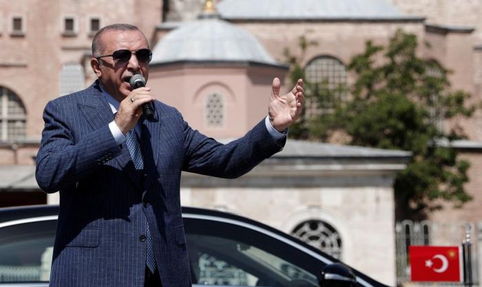 Президент Турции Реджеп Тайип Эрдоган выступает на церемонии открытия храма Святой Софии в Стамбуле в качестве мечети