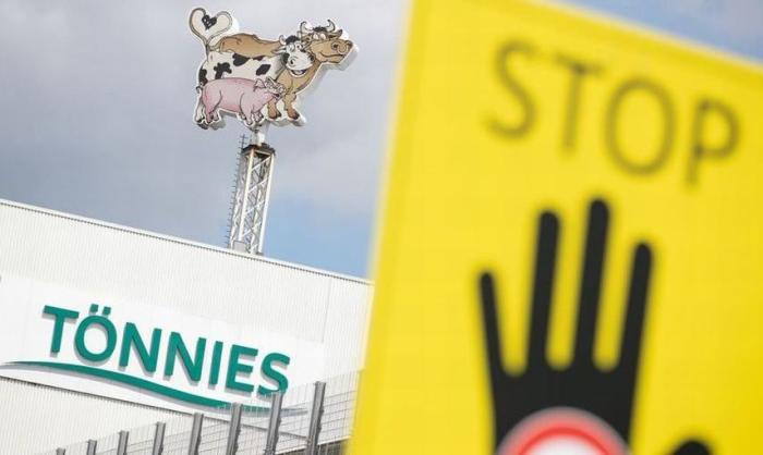 Скандал на одном из крупнейших в Германии мясокомбинате Tönnies в городе Гютерсло привлёк внимание не только немецких, но и зарубежных СМИ.