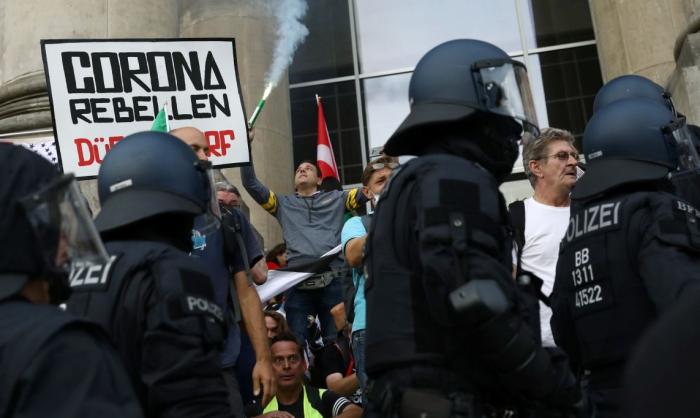 Демонстрация протеста против карантинных мер в Германии