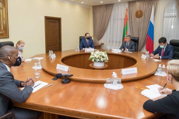 Президент ПМР Вадим Красносельский и посол США в Молдове Дерек Хоган за столом переговоров