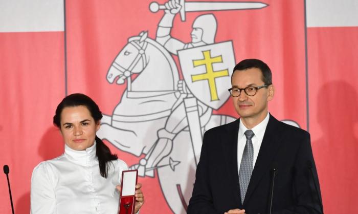 Премьер-министр Польши Моравецкий вручает Светлане Тихоновской ключи от дома в Варшаве