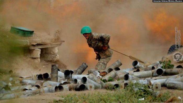 Артиллерист Армии обороны Карабаха во время боя, 28 сентября 2020 г.