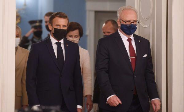 Президенты Франции Эммануэль Макрон и Латвии Эгил Левитс.
