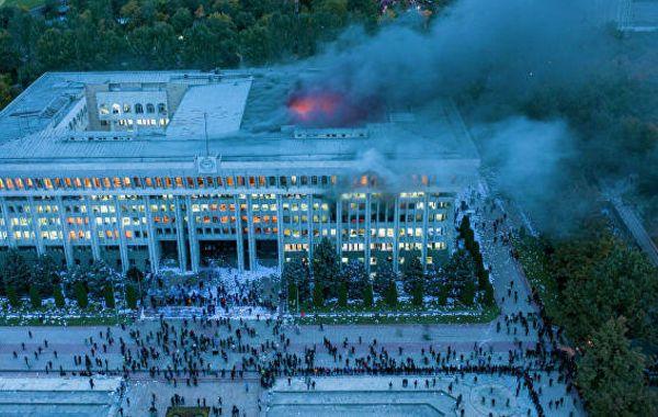 В Бишкеке горит Белый дом