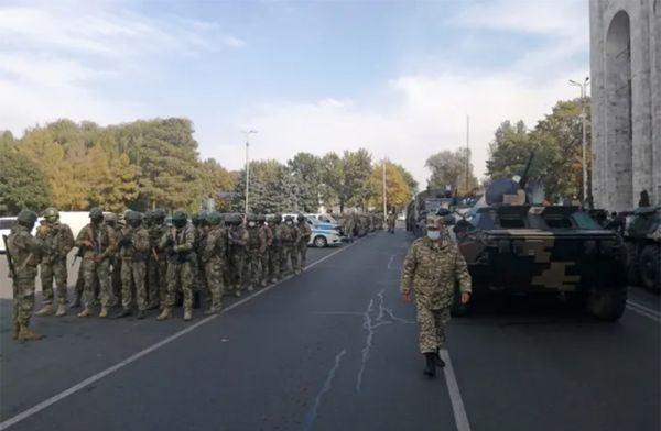 В Бишкек введена военная техника