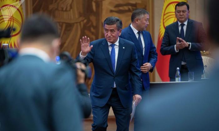 Президент Киргизии Сооронбай Жээнбеков ушёл в отставку под натиском очередного бишкекского майдана и внутренних неурядиц