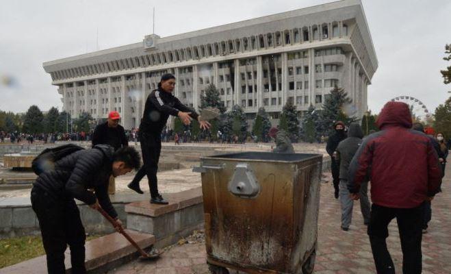 На улицах Бишкека наводят порядок после митингов