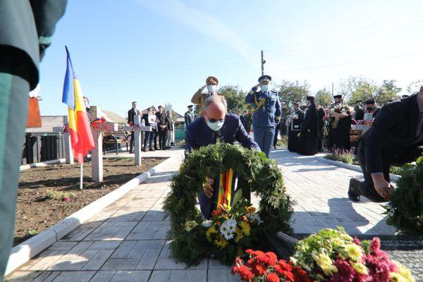Посол Румынии Даниел Ионицэ на румынском кладбище в Молдове