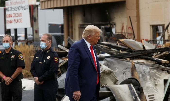 Разрушенные в ходе беспорядков городские кварталы признаки гражданской войны в США в период президентства Дональда Трампа