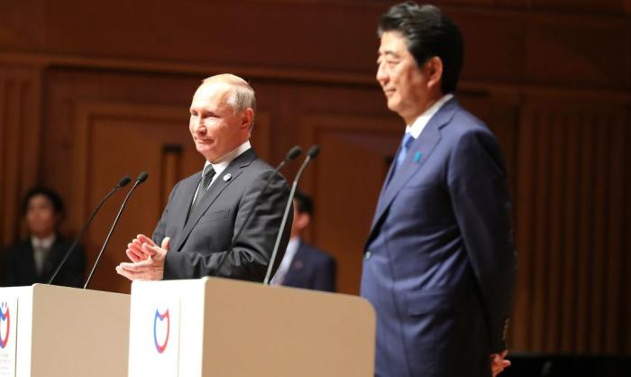 Президент России Владимир Путин и бывший премьер-министр Японии Синдзо Абэ