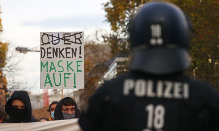 «Думающие поперёк» спорят с властями, не носят масок, и это превращает их в глазах немецкой контрразведки в экстремистов