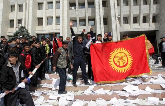 Массовые беспорядки в Киргизии грозят столкнуть страну в пропасть хаоса