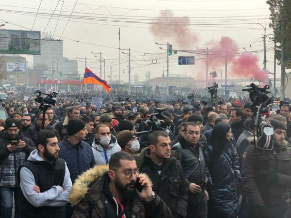 Многотысячные митинги в Армении требуют отставки Пашиняна