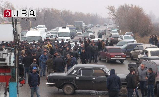 Армения протестует: в столице митинги, на юге и севере перекрывают дороги