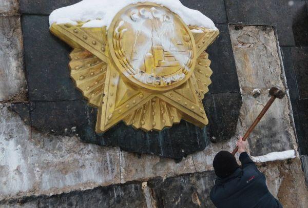 Вандалы разрушают Монумент Славы во Львове