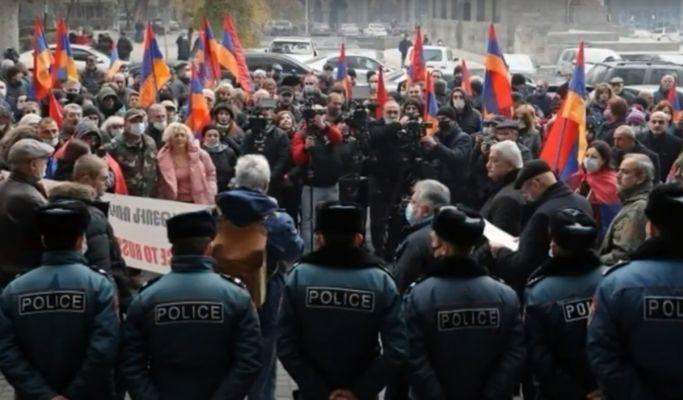 В Армении траурное шествие закончилось столкновениями