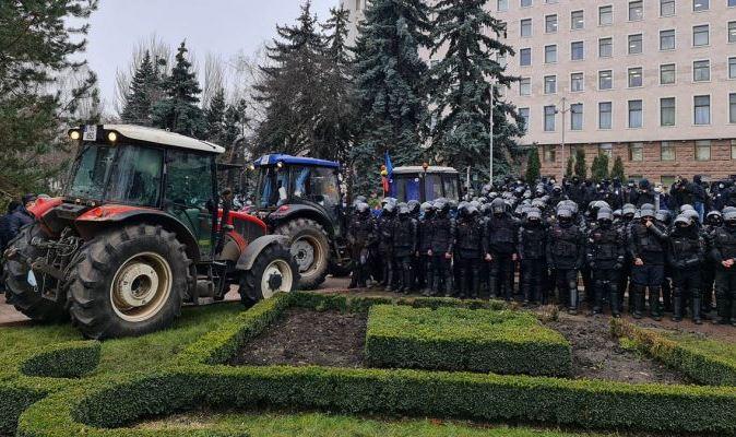Тракторный майдан в Молдове обещает перепахать центр Кишинёва