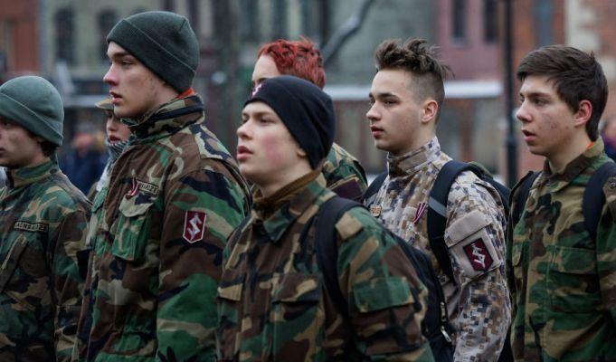 Латвия планирует «поставить под ружьё» своих подростков