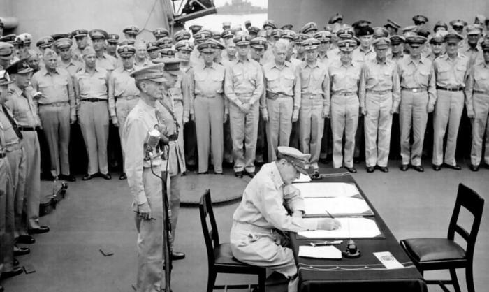 Макартур подписывает акт о капитуляции Японии