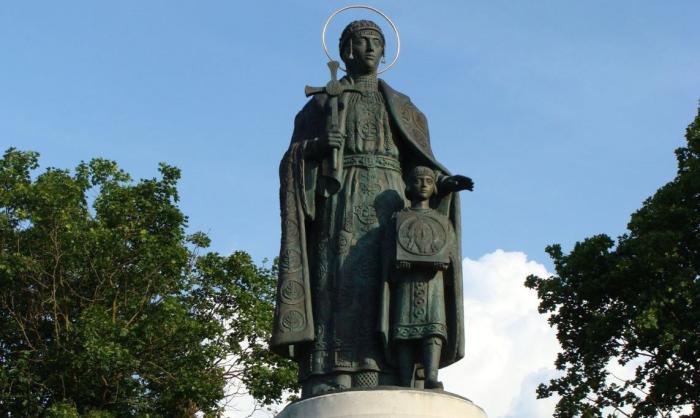 Памятник святой равноапостольной великой княгине Ольге в Пскове работы скульптора В.М. Клыкова.