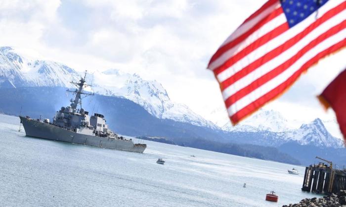 Военный корабль США в арктических водах