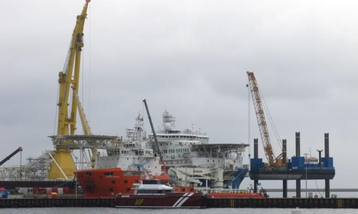 На помощь судну «Фортуна», занимающемуся размещением труб для первой нитки в датских водах с 6 февраля, вышел из калининградских вод трубоукладчик «Академик Черский».