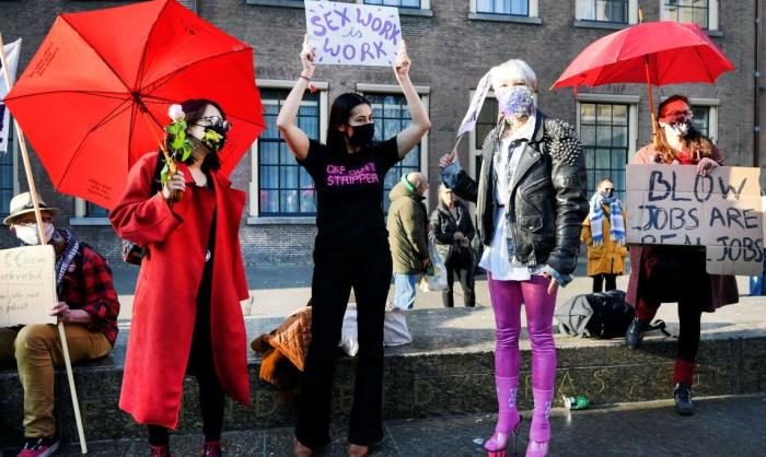 Британская высшая школа поощряет молодых людей к занятиям проституцией