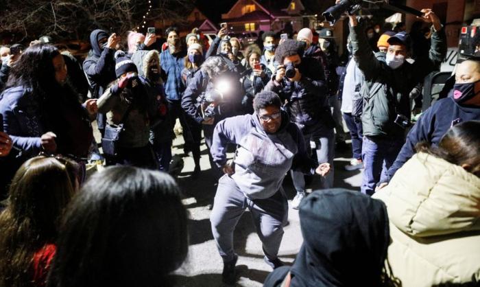 Сразу после оглашения приговора уличные демонстранты в Миннеаполисе, среди которых преобладали активисты BLM, отметили свою победу зажигательными африканскими плясками.