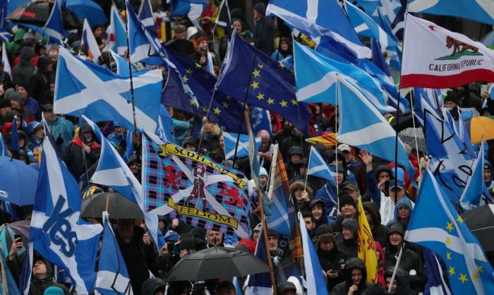 Шествие сторонников независимости Шотландии