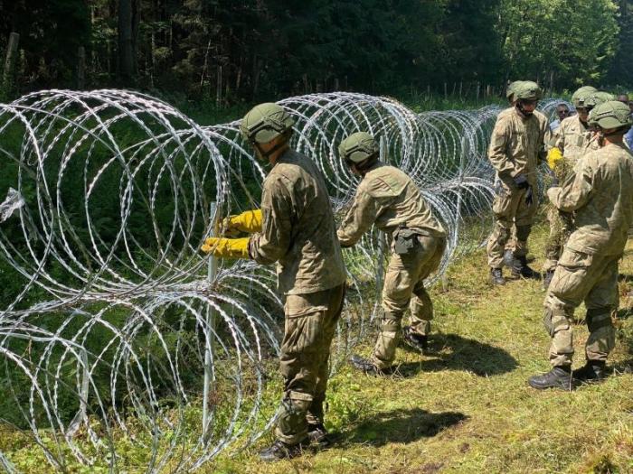 Литва требует помощи и угрожает открыть западные границы