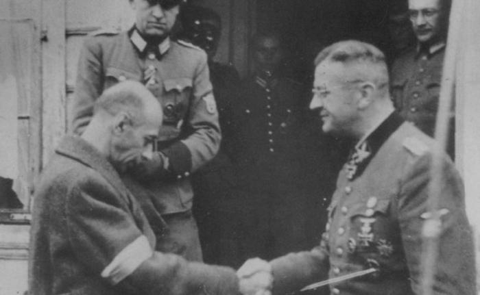 Присмиревший генерал Коморовский капитулирует перед обергруппенфюрером СС фон дер Бахом