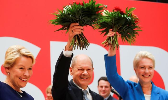На выборах в бундестаг 26 сентября победили социал-демократы (СДПГ), набравшие по официальным предварительным результатам 25,7% голосов.