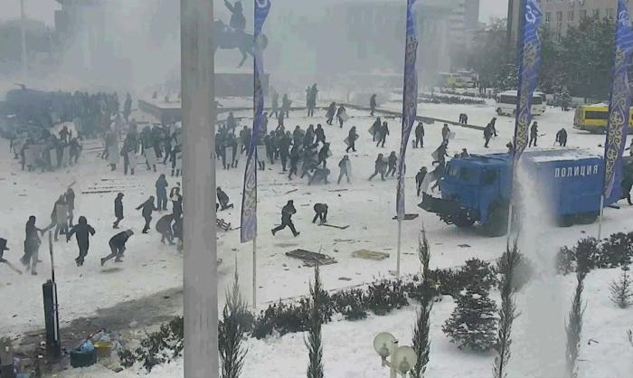 Погромы в Алма-Ате, фото из социальных сетей