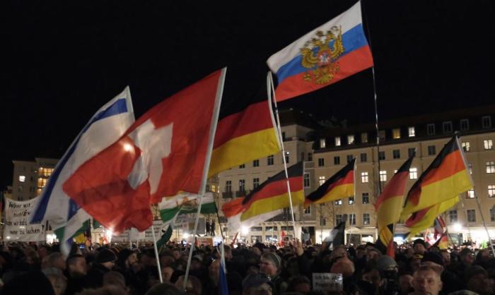 Российский флаг на одной из протестных акций в Германии