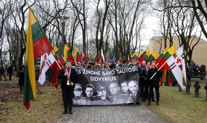 Литва помнит своих героев. Второй портрет слева - палач Й.Норейка