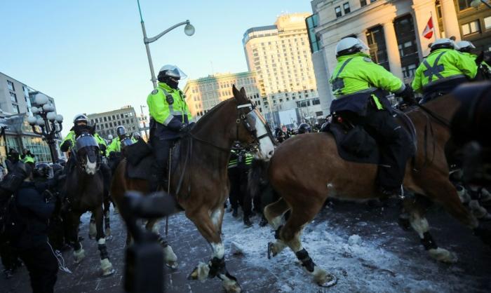 Разгон конными полицейскими Канады протестующих