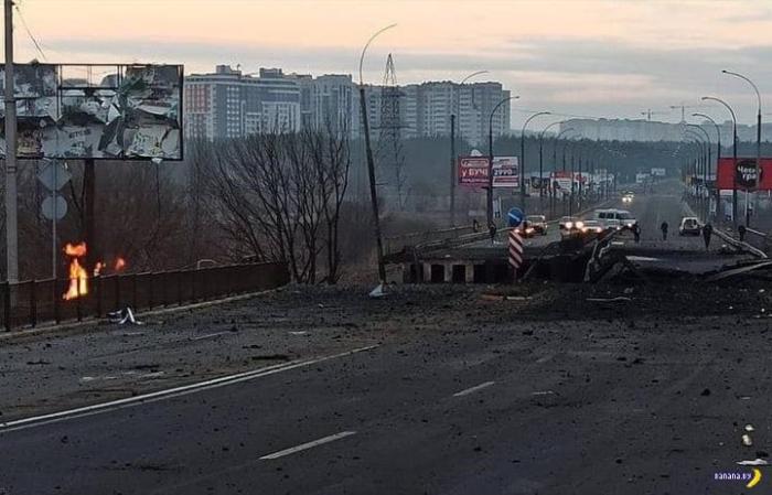 один из взорванных в Киеве мостов